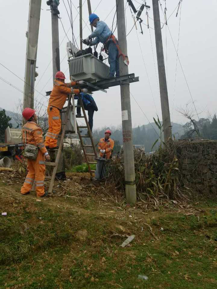 守護燈火，電力人在行動——松桃供電局一線員工春節(jié)保電側(cè)記