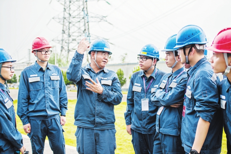 廣東電網(wǎng)東莞供電局變電管理二所檢修一班副班長何滿棠：“以匠人之心，守一畝三分地”