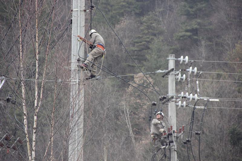 陜西地電留壩供電分公司：實施農(nóng)石線、索道線分網(wǎng)改造