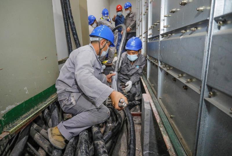 與時(shí)間賽跑，為生命加速 電力員工星夜鏖戰(zhàn)為醫(yī)院用電“增容”