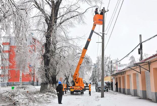 受強(qiáng)雨雪大風(fēng)冰凍天氣影響，吉林延邊全力搶修供電線路