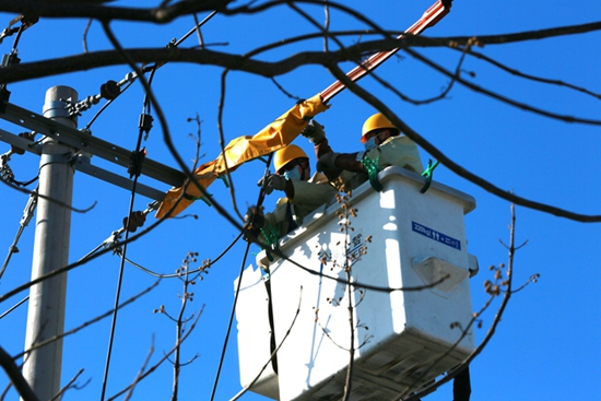 國(guó)網(wǎng)山東壽光供電：冬日暖陽帶電接火 業(yè)主入住用電無憂