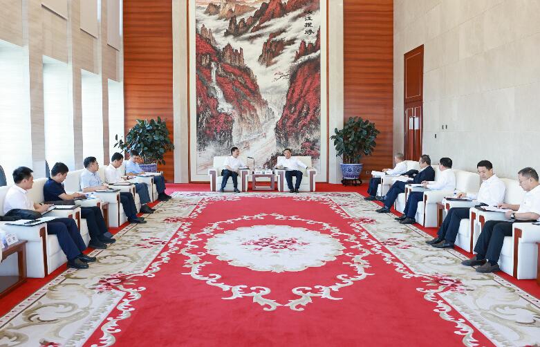 宋海良與武漢理工大學(xué)黨委書(shū)記信思金、校長(zhǎng)楊宗凱座談