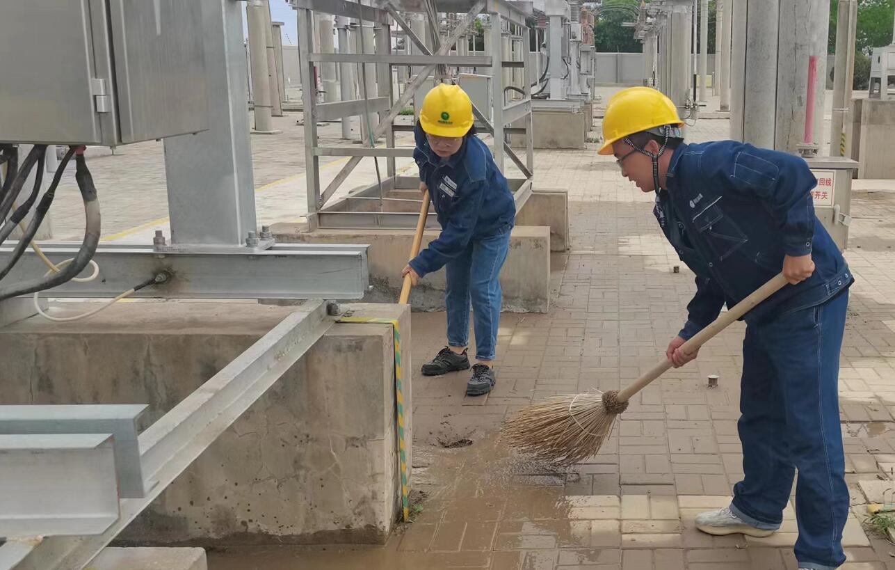 戈壁有雨，阿電人全力出擊保供電