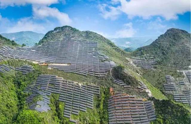 全國(guó)首例！吉電股份“大容量、高坡度”集中式山地光伏項(xiàng)目并網(wǎng)