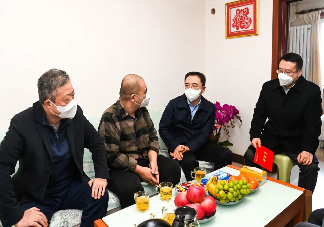 鄒磊、劉明勝走訪慰問退休老領(lǐng)導(dǎo)、勞模遺屬、困難黨員群眾