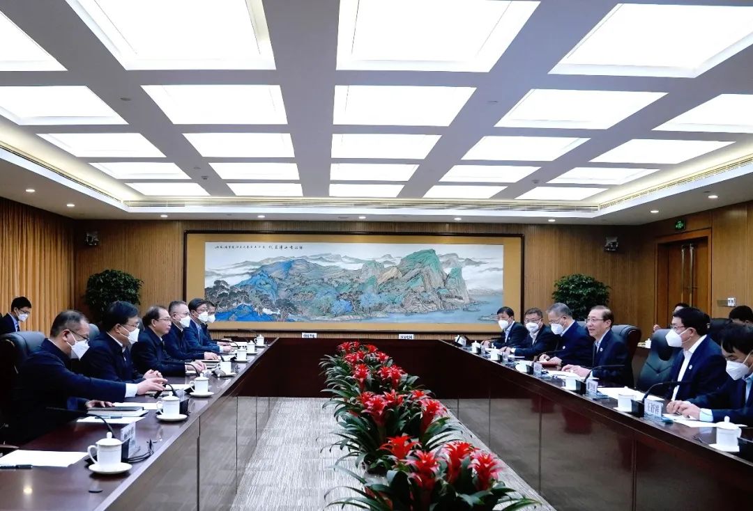 華電集團(tuán)董事長(zhǎng)江毅、總經(jīng)理葉向東與國(guó)家電網(wǎng)董事長(zhǎng)辛保安、總經(jīng)理張智剛舉行會(huì)談