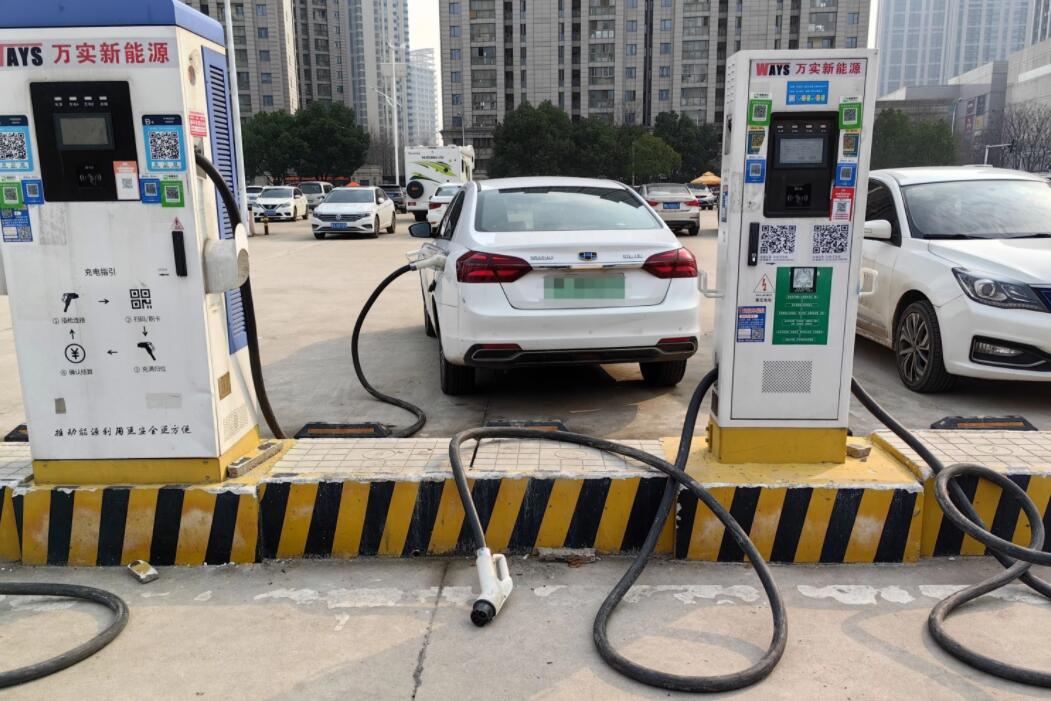 新能源車充電槍被扔積水中，對“城市家電”需多加愛護