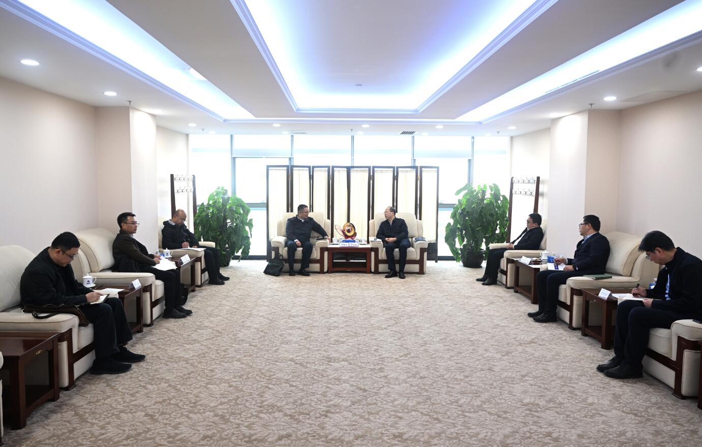中國電建黨委常委、副總經(jīng)理徐鵬程與西藏開發(fā)投資集團黨委書記、董事長祁騰武會談
