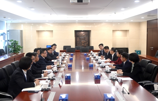 中國(guó)電建黨委常委、副總經(jīng)理王小軍與中國(guó)華電集團(tuán)黨組成員、副總經(jīng)理李旭紅會(huì)談
