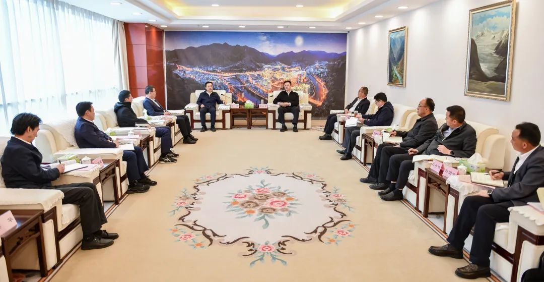 鄒磊與西藏自治區(qū)政府副主席、昌都市委書記龔會(huì)才，昌都市委副書記、市長羅慶伍會(huì)談