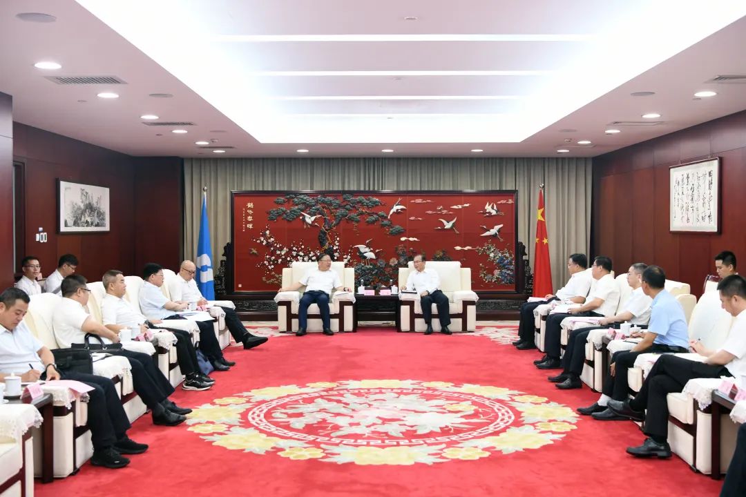 江毅與廣西壯族自治區(qū)人民政府黨組成員、國(guó)資委黨委書(shū)記秦如培舉行會(huì)談