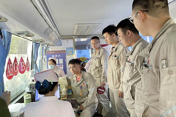臨汾熱電公司組織“熱血與大愛同流，真情與奉獻同行”無償獻血活動