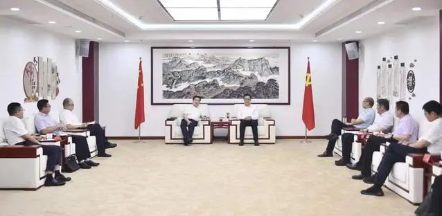 漯河市委書記秦保強、市長黃鈁會見中國電建華中區(qū)總部黨委書記、總經(jīng)理蹇尚友一行
