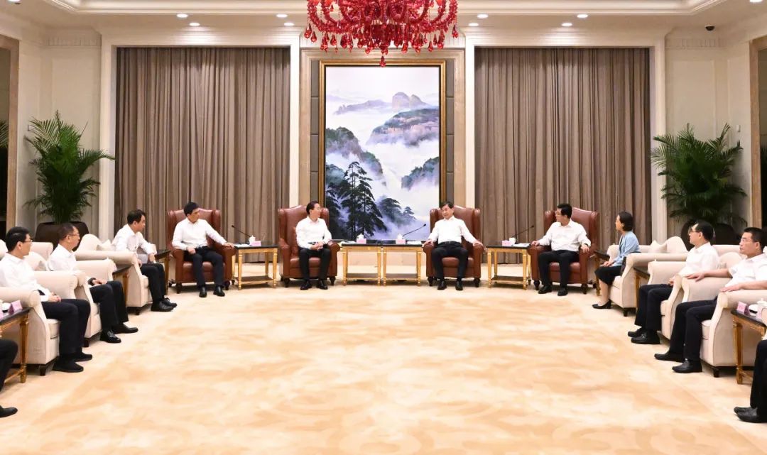國(guó)家電網(wǎng)公司董事長(zhǎng)、黨組書(shū)辛保安與福建省委書(shū)記周祖翼、省長(zhǎng)趙龍會(huì)談