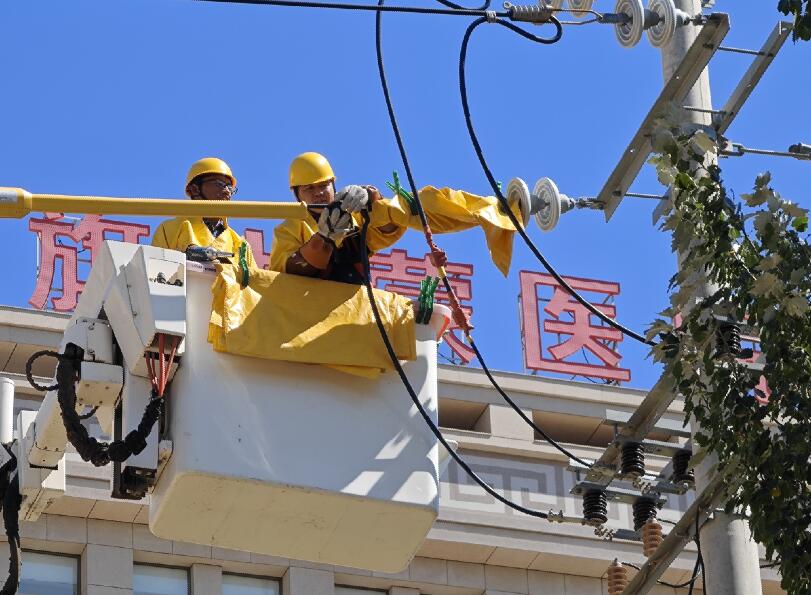 阿拉善供電公司迎夏峰帶電消缺，保醫(yī)電“汗”衛(wèi)民生