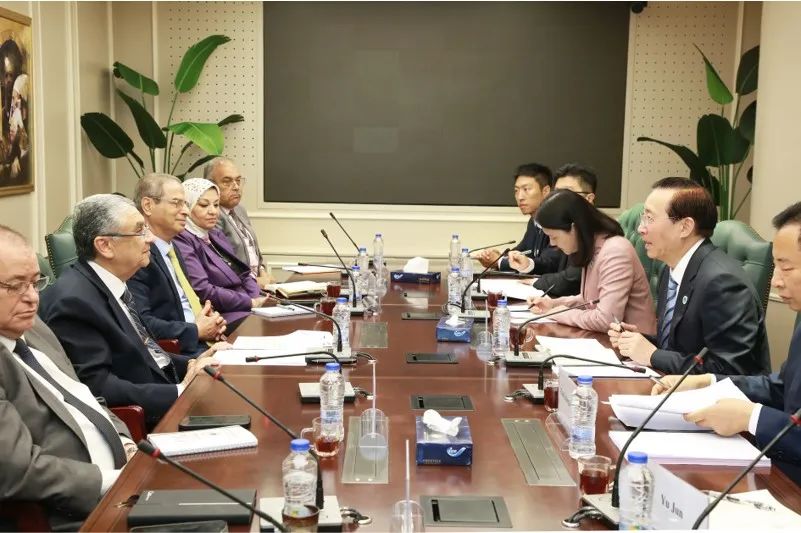 國家電網(wǎng)董事長辛保安與埃及電力部部長沙赫爾、中國駐埃及大使廖力強(qiáng)會(huì)談