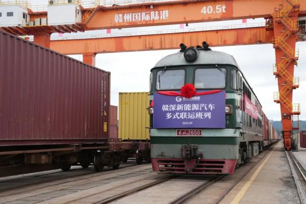 國產(chǎn)新能源汽車，坐火車“出?！?