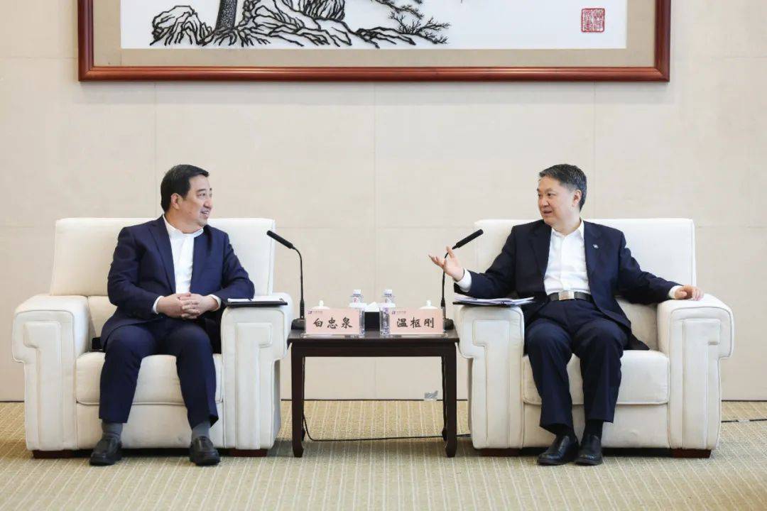 中國(guó)電氣裝備董事長(zhǎng)白忠泉、總經(jīng)理周群拜訪中國(guó)華能董事長(zhǎng)溫樞剛