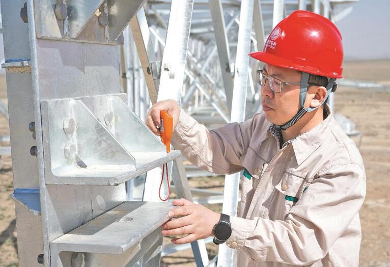 李?。涸痪€建電網(wǎng) 當(dāng)好工程“大管家”