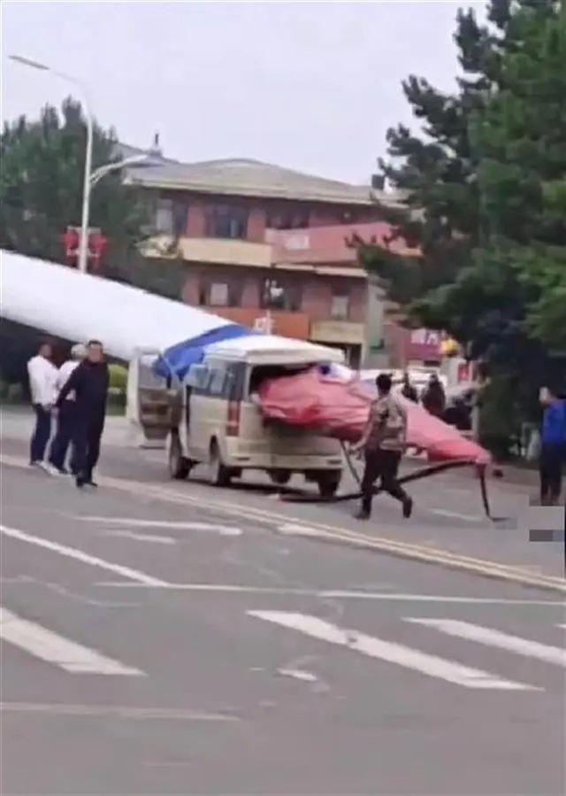 黑龍江一面包車被風電機葉片刺穿，知情人：車上載有7人
