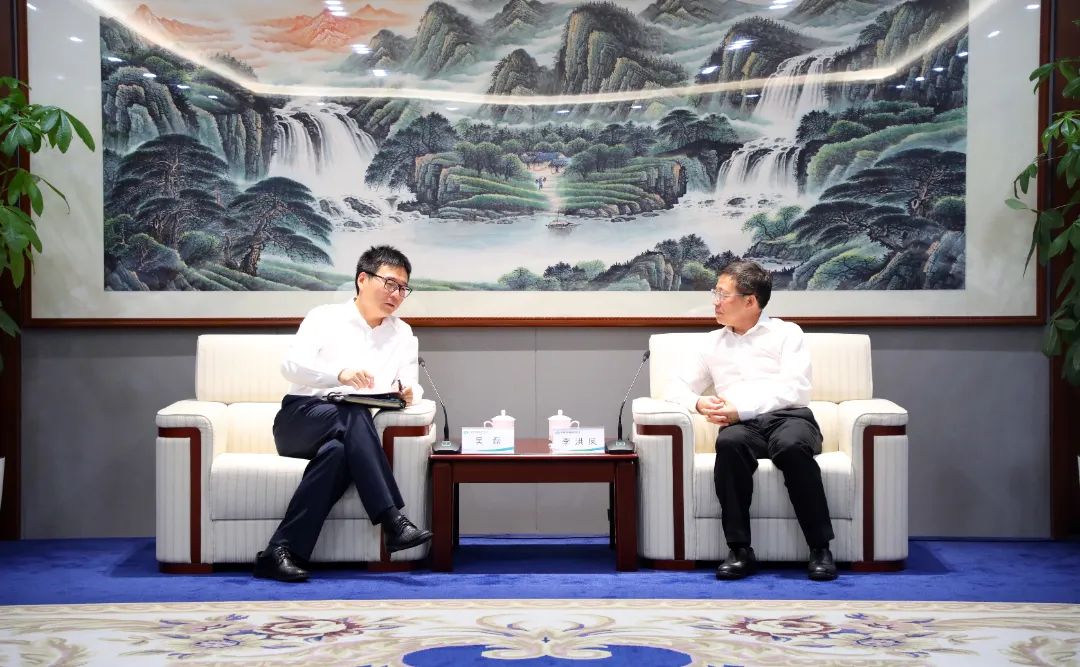 中國電氣裝備黨委書記、董事長李洪鳳會(huì)見上海電氣集團(tuán)黨委書記、董事長吳磊