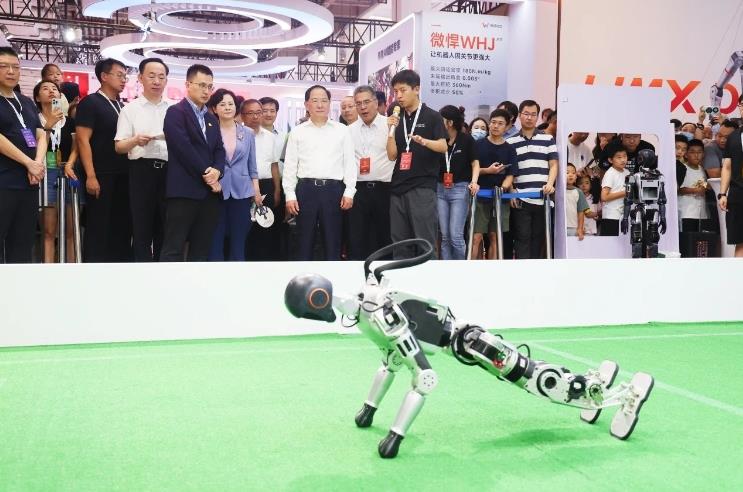 工信部黨組書記、部長(zhǎng)金壯龍參觀調(diào)研2024世界機(jī)器人大會(huì)
