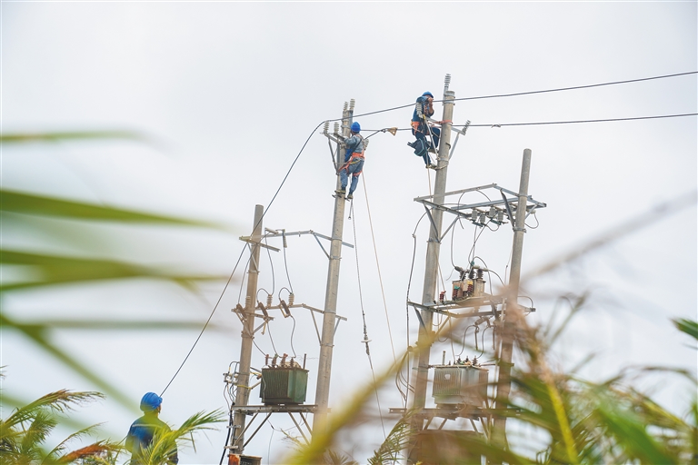 保亭、三亞等多個市縣供電隊伍全力支援文昌搶修復(fù)電