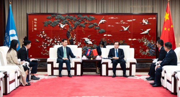華電集團(tuán)董事長(zhǎng)、黨組書(shū)記江毅與柬埔寨礦能部部長(zhǎng)高·洛塔納會(huì)談
