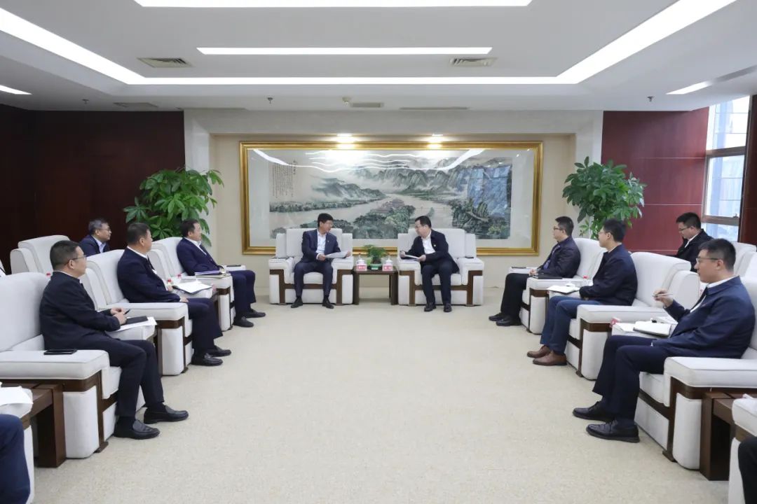 大唐四川公司黨委書記、董事長梁華與中能建西南區(qū)域總部黨委書記、總經(jīng)理，中能建西南投資公司黨委書記、董事長鄒小川會談