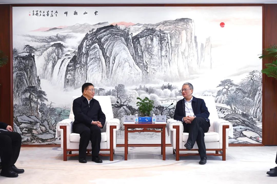 中國電建黨委副書記、總經(jīng)理王斌與內(nèi)蒙古自治區(qū)黨委常委、呼和浩特市委書記包鋼會談