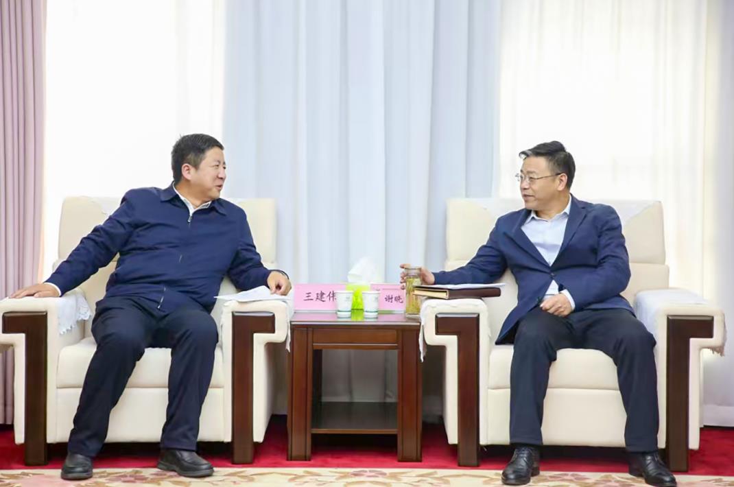 大唐甘肅公司黨委書記、董事長王建偉與甘肅能化集團黨委書記、董事長謝曉鋒會談