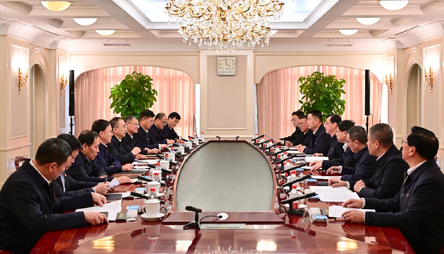 大唐集團董事長鄒磊、總經(jīng)理張傳江與中國安能董事長陳奕輝、總經(jīng)理周慶豐會談
