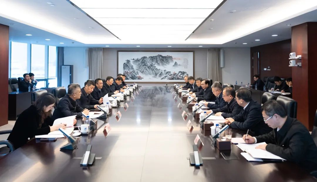 華電集團(tuán)董事長(zhǎng)江毅、總經(jīng)理葉向東與哈電集團(tuán)董事長(zhǎng)曹志安、總經(jīng)理黃偉舉行會(huì)談