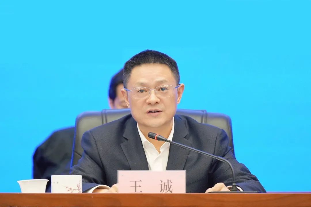 這一新成立能源集團，董事長、總經理亮相